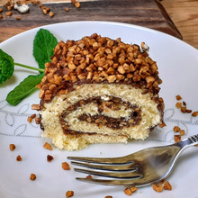 簡単!ロールケーキ!パリパリチョコとシナモン風味のアーモンド