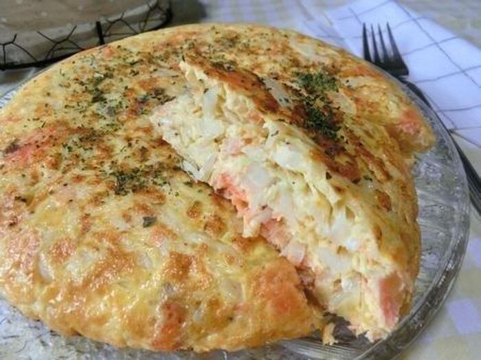 キャベツ大量消費に♪ キャベツと鮭だけのスパニッシュオムレツ