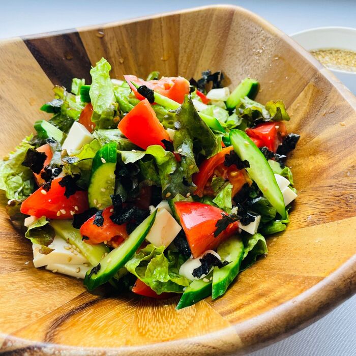 ②器に盛り付けドレッシングをかける