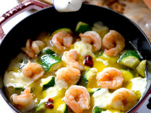 えびとズッキーニとモッツアレラの和アヒージョ