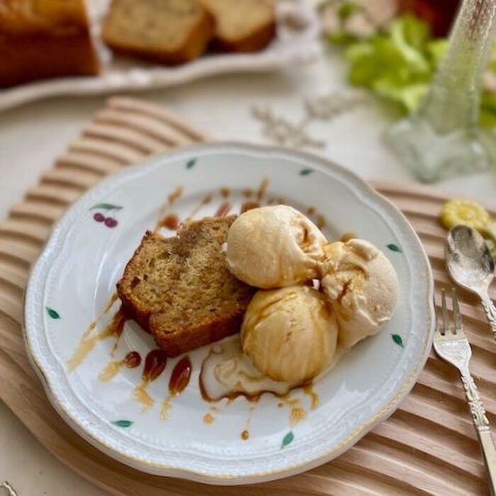 バニラアイスを添えて冷たい夏のバナナケーキ