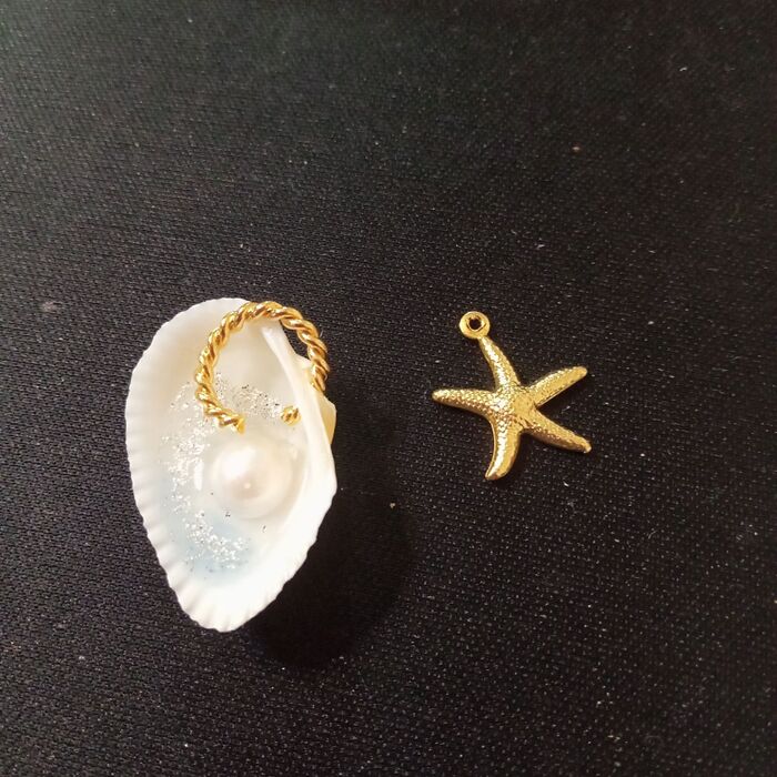 ゴムに付けます