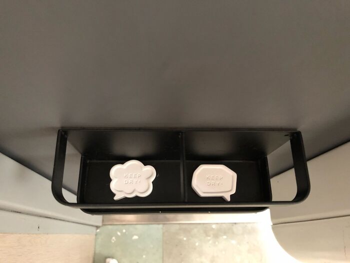 そこで、珪藻土の乾燥材をここにIN!