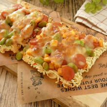 ラーメンをピザ生地に!?ザクザク食感が楽しいラーメンピザ♪