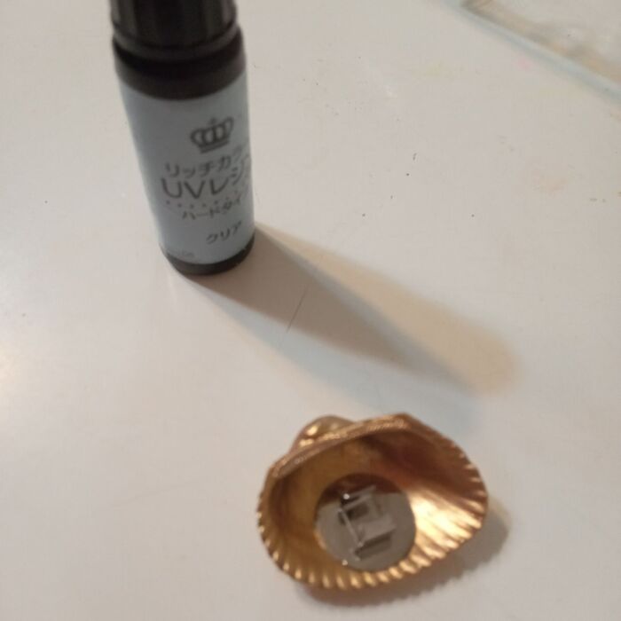 ヘアゴムにつけるパーツを付けます