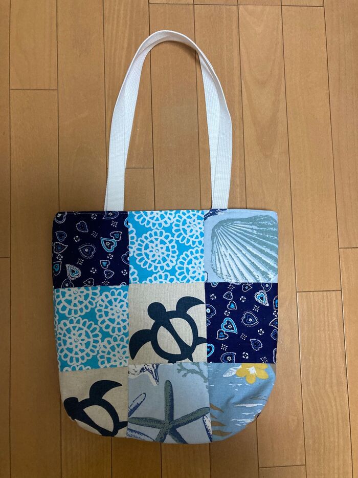 ⑨バック口のところに、はしミシンし、裏布の返し口を塞いで出来上がり。