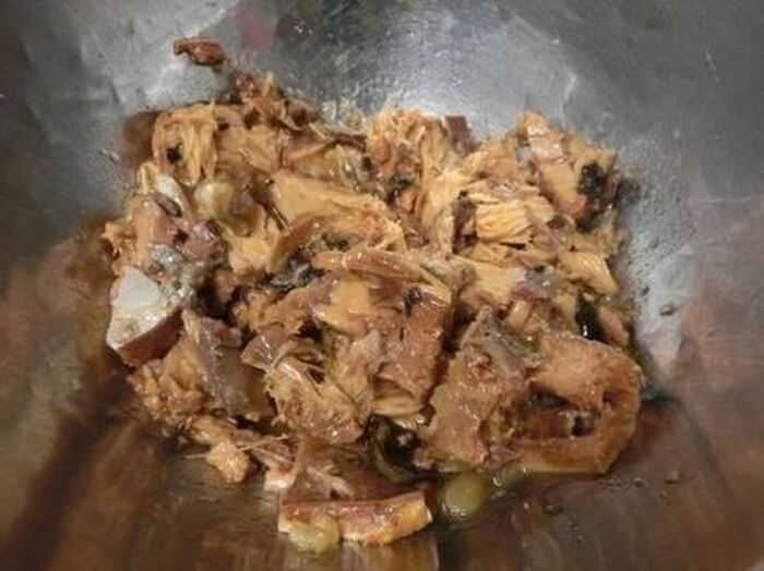 2.さばの身をほぐす