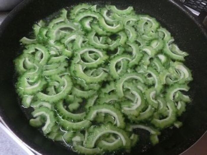 1.ゴーヤを茹でる