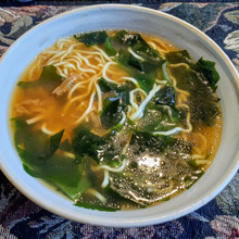 インスタントラーメンアレンジ!見た目は普通の醤油ラーメンですが…濃厚フカヒレスープの味