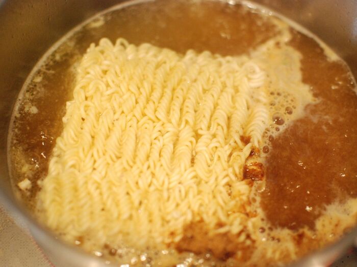 ラーメンを茹でます
