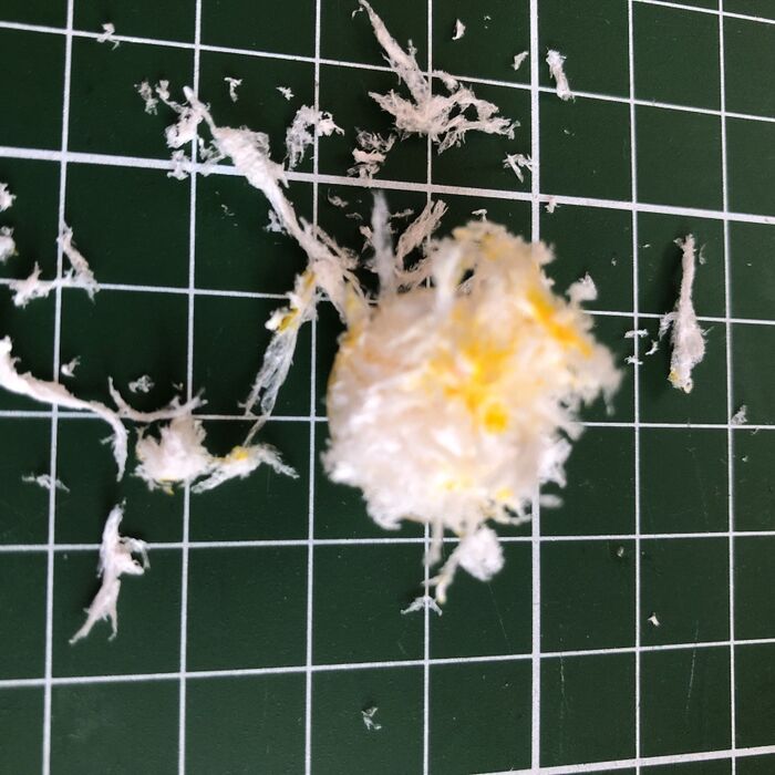 ふんわりと発泡スチロールを乗せ、同様にトントンと色付けします