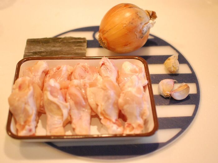 鶏手羽元の出汁スープの材料です