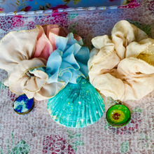 シュシュにUVレジンを使って飾りをつけてみました。