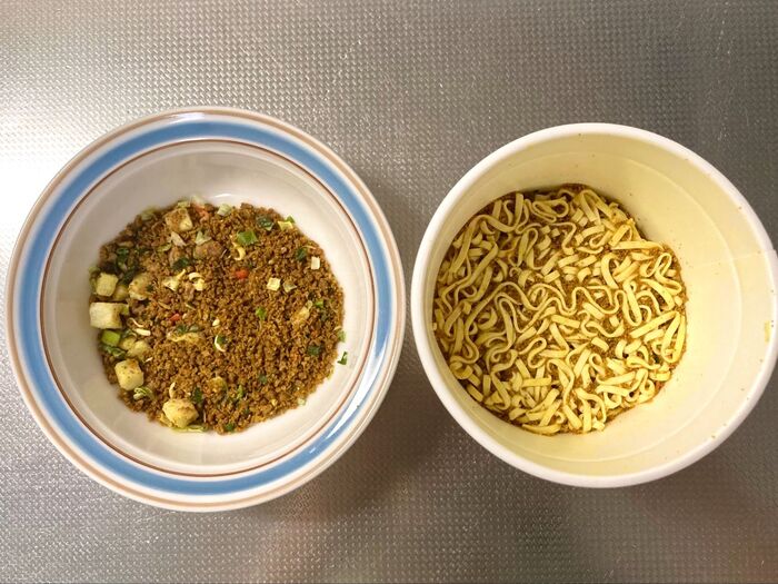 ①カップヌードルの麺とスープの素を分ける