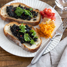 黒いフムス。気軽なベジ朝食、ベジランチに!ベジタリアンOK♪