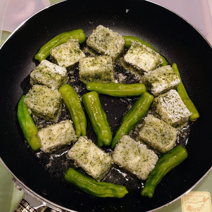 少量の油で、カリッと揚げる