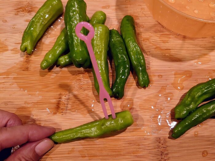 ししとうは、破裂防止に穴を数か所あけ