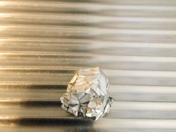 アルミホイルを柔らかく丸めます。