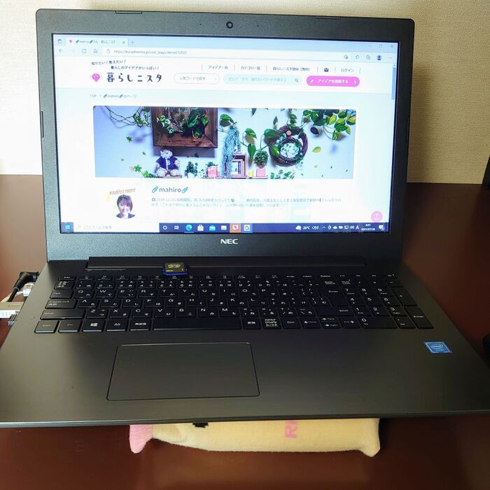 パソコンの下に置くと、熱い熱気が無くなり室内の温度が下がります