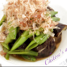 ごま油が食欲そそる♪なすとスナップエンドウのおかかポン