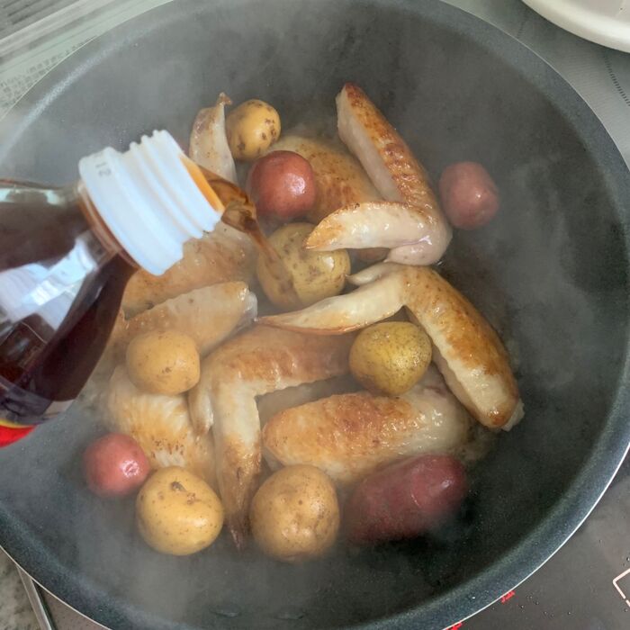 中火〜弱火で約10分煮込みます。