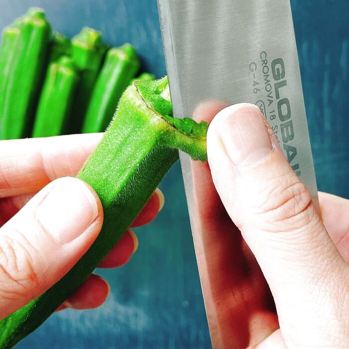 ①ヘタの固いところを切り取る