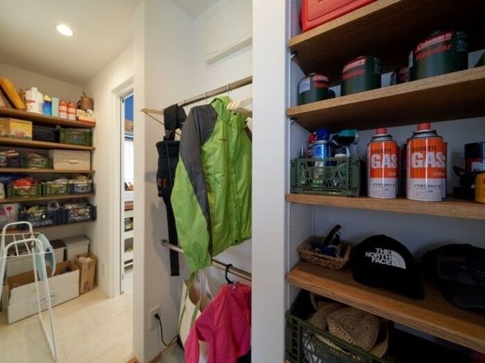 そのままキッチンへとつながる動線を備えた玄関土間