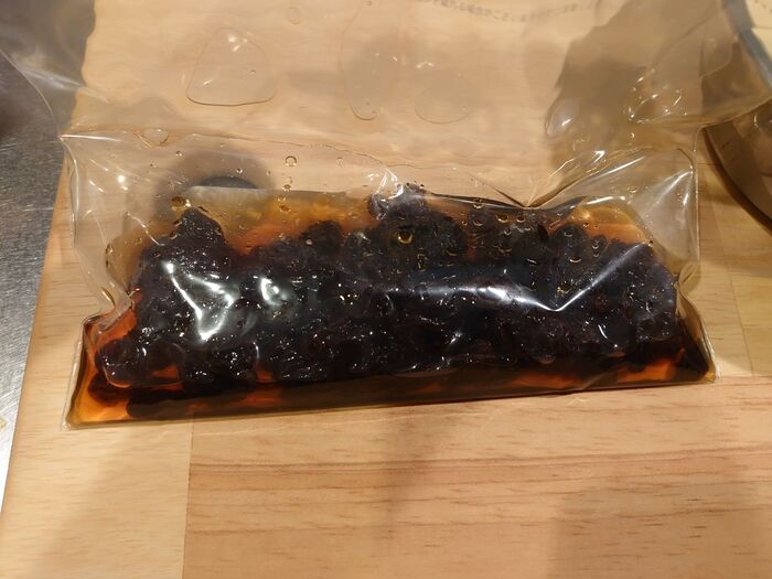 レーズンを保存袋に入れて、ラム酒をヒタヒタに入れて