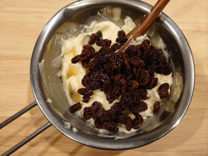 常温で溶かしたバターにイン