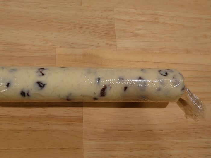 絞り袋を使わず、ラップの上に乗せてクルクル巻くのもOK