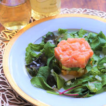 彩り野菜とサーモンのミルフィーユサラダ