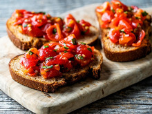甘いプチトマトで簡単めちゃウマ!ガーリック香る本格ブルスケッタ