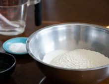 捨てないで!賞味期限切れの「小麦粉」が家じゅうの掃除で大活躍しますよ♪