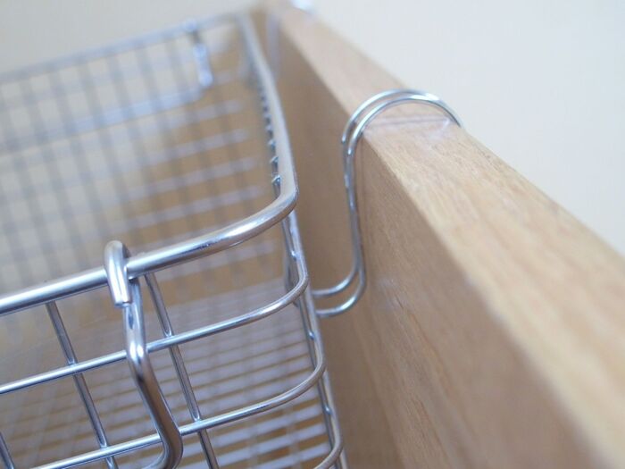 S字フックを使ってヘッドボードに引っ掛ける