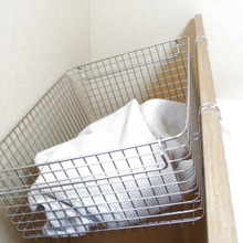 【無印良品】ステンレスワイヤーバスケットの浮かせ技で、就寝前の羽織りモノやパジャマの一時置きに♪