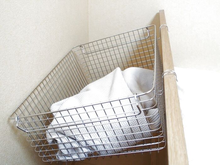 【無印良品】ステンレスワイヤーバスケットの浮かせ技で、就寝前の羽織りモノやパジャマの一時置きに♪