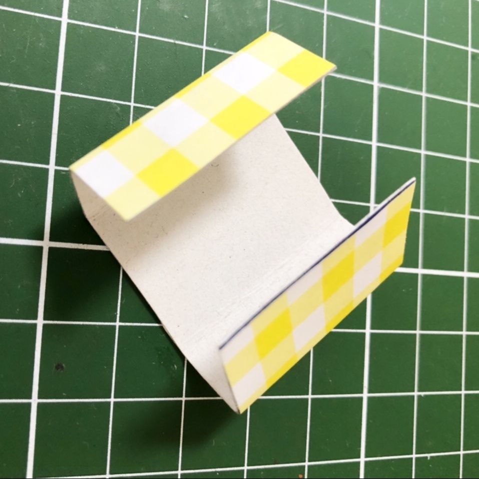 厚紙に折り紙を貼ります