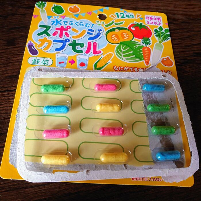 バスボムの中に入れると、溶けた時に中からおもちゃが出る様に
