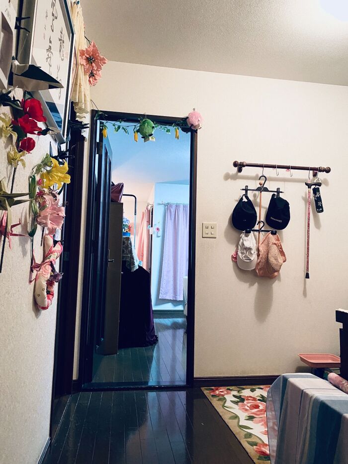 シーズンごとの収納はとりあえずの代用品です!クリーニングのズボンハンガーが活躍中