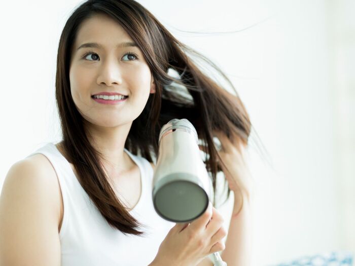 勘違い②髪の毛を揺らしながら、素早く乾かすべき