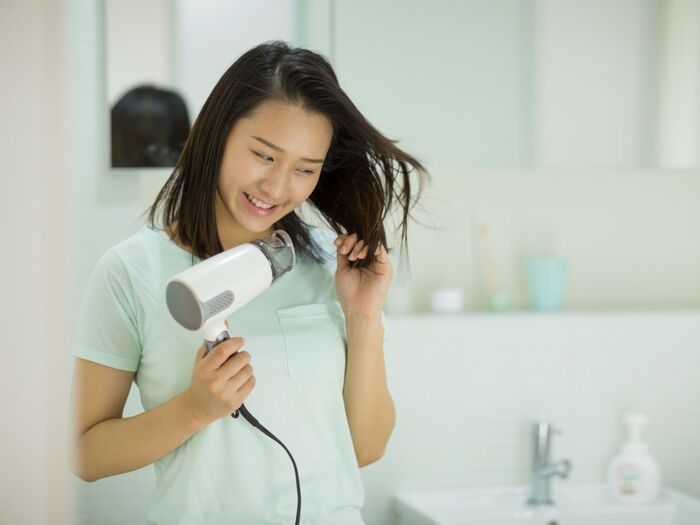 勘違い③ 下からドライヤーを当てて髪を乾かす