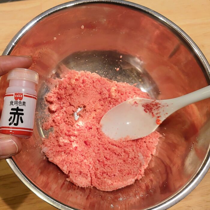 食紅入れて混ぜ