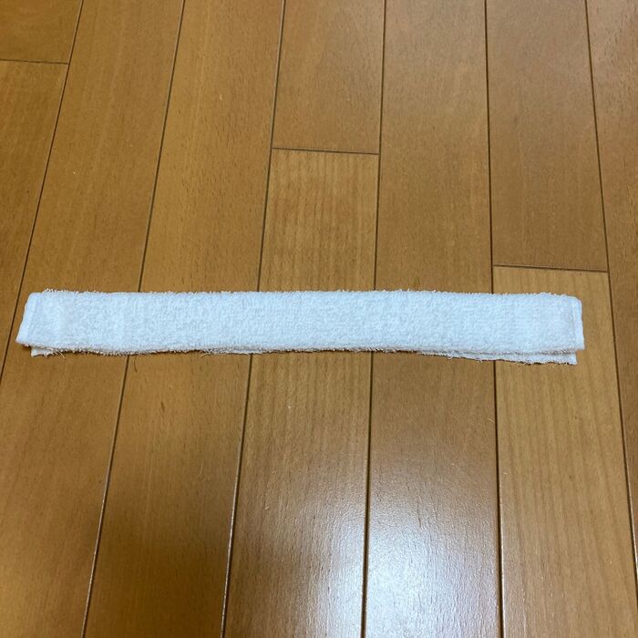 ②三つ折りにして、くるくる巻く。