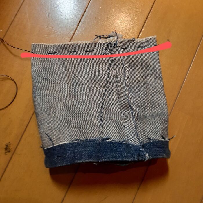 ④ひっくり返して赤線部分を粗目で縫い、糸を引っ張り縮め、糸を結ぶ。