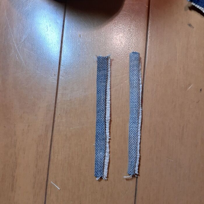 ⑥はぎれをくるくる巻いて縫って、チェーンを取り付ける部分を作る。