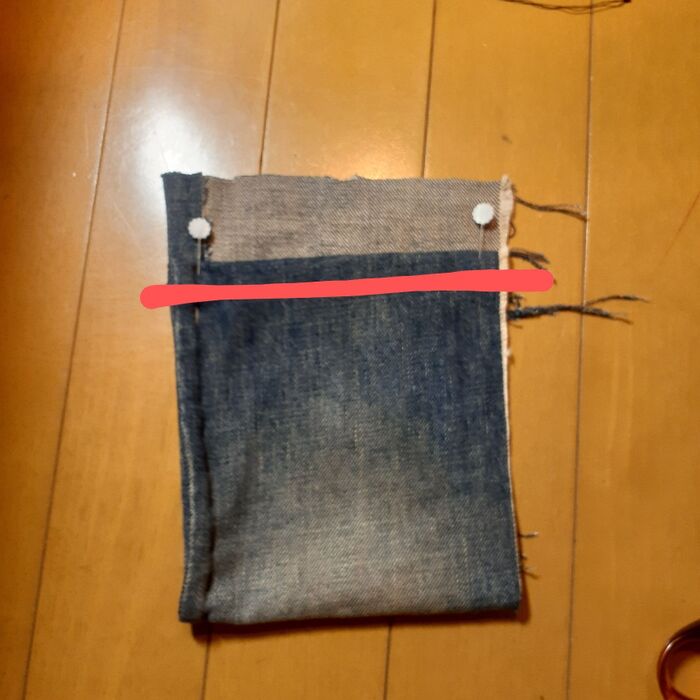 ②ハサミ収納部分を残して、赤線部分を縫い合わせる。