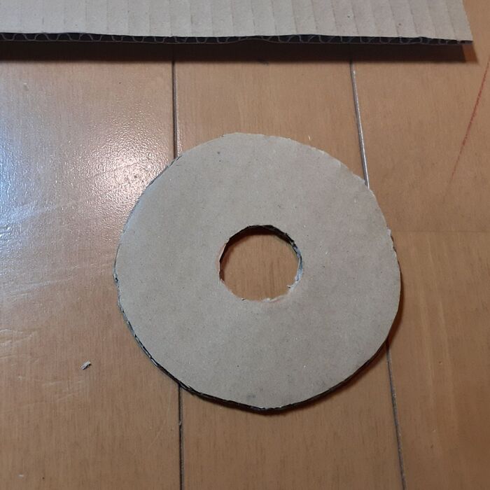 ⑤ドーナツ型に切った段ボールを底に入れる。