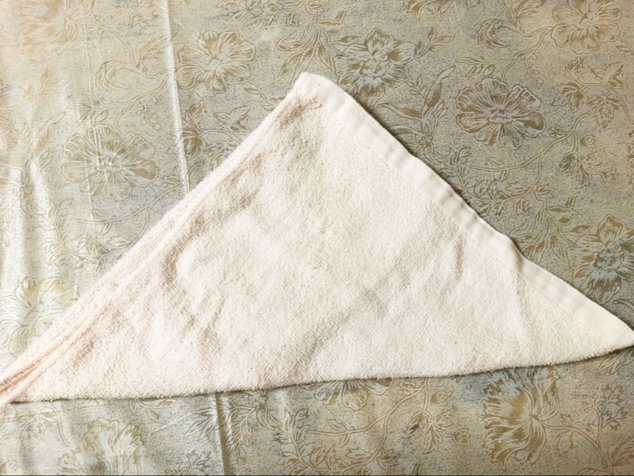 タオルを半分に折ります