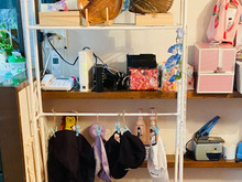 突っ張り棒と洗濯バサミで吊るして収納