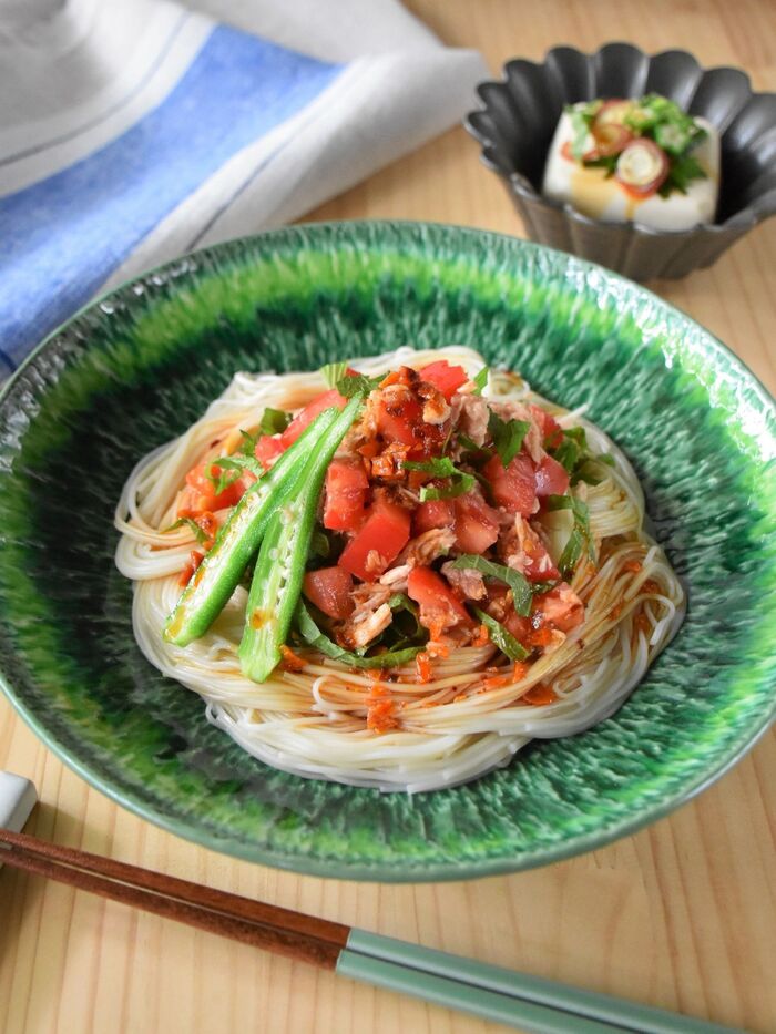 いつものそうめんに飽きたらこれ!夏野菜たっぷりの旨辛そうめん